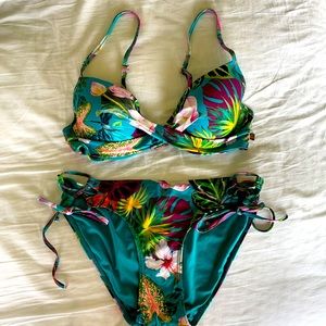 Beautiful bikini set 👙 Padded top & side tie bottom